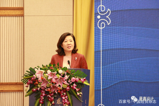 县委常委,宣传部部长王乃梅主持会议.