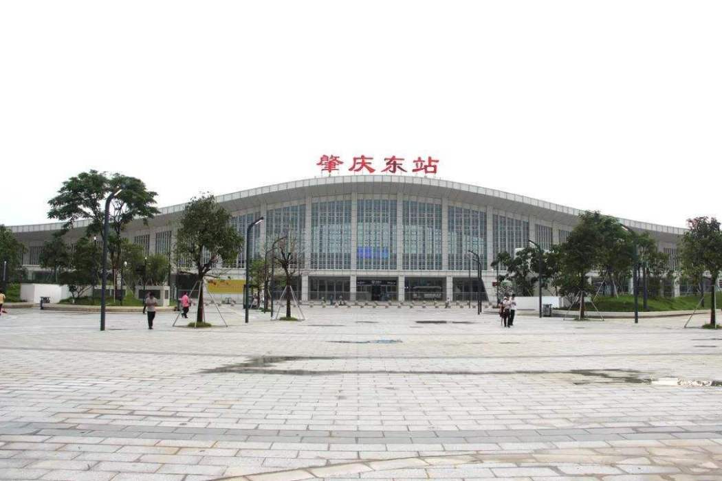 其实它们虽然离得近,但功能却是不一样的,鼎湖车站主要走的是城际高铁