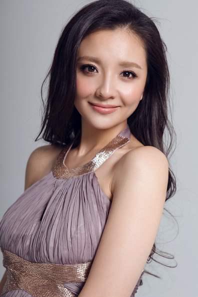 槿汐姑姑过生日戒指抢眼,曾在部队当女兵,被唐僧老公苦追四年