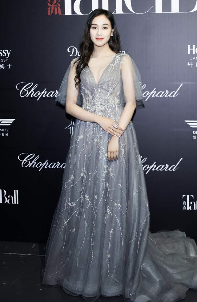 赌王四太家中的颜值担当出生时父亲已经78岁何超欣长大了