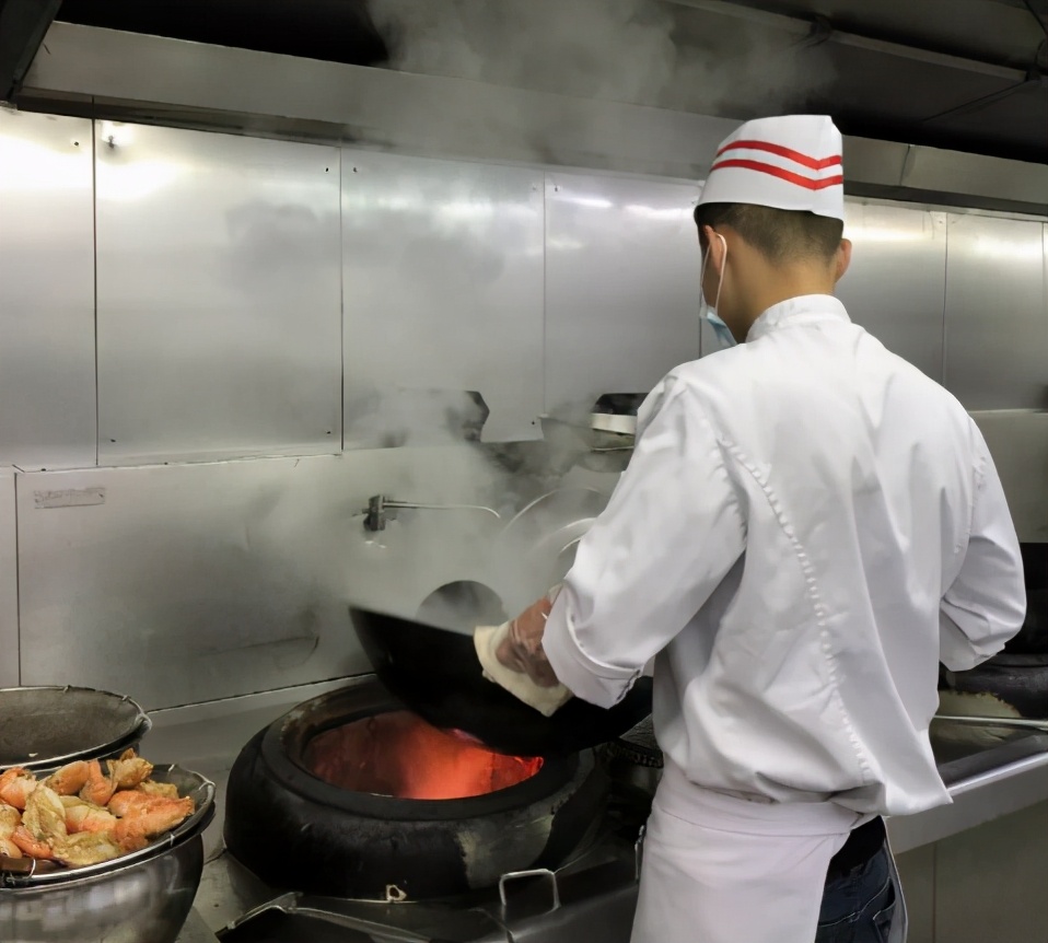 饭店厨师炒菜时,为何不关水龙头?大厨透露真相,网友:错怪你了