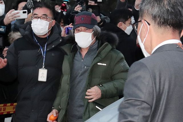 素媛原型罪犯出狱12年后首露脸现场曝光被围追堵截太混乱