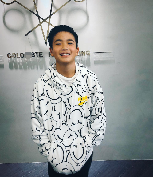 12岁曹格儿子长大啦!帅气逆袭成阳光鲜肉,梳爸爸同款油头显成熟