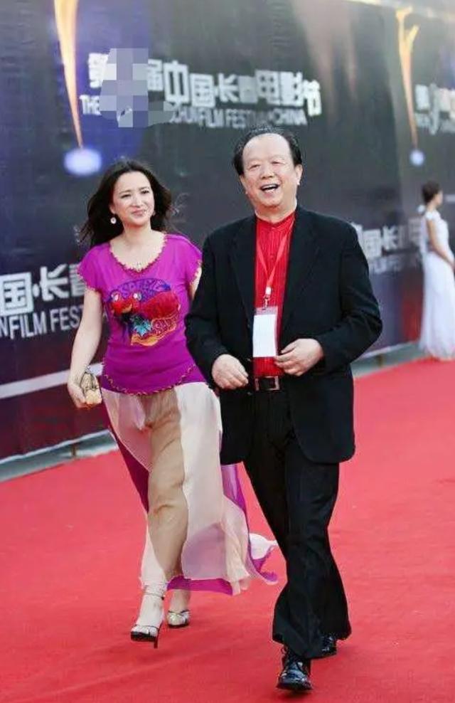 何晴走红毯穿的寒酸上半身是廉价t恤搭了条雪纺薄纱裙