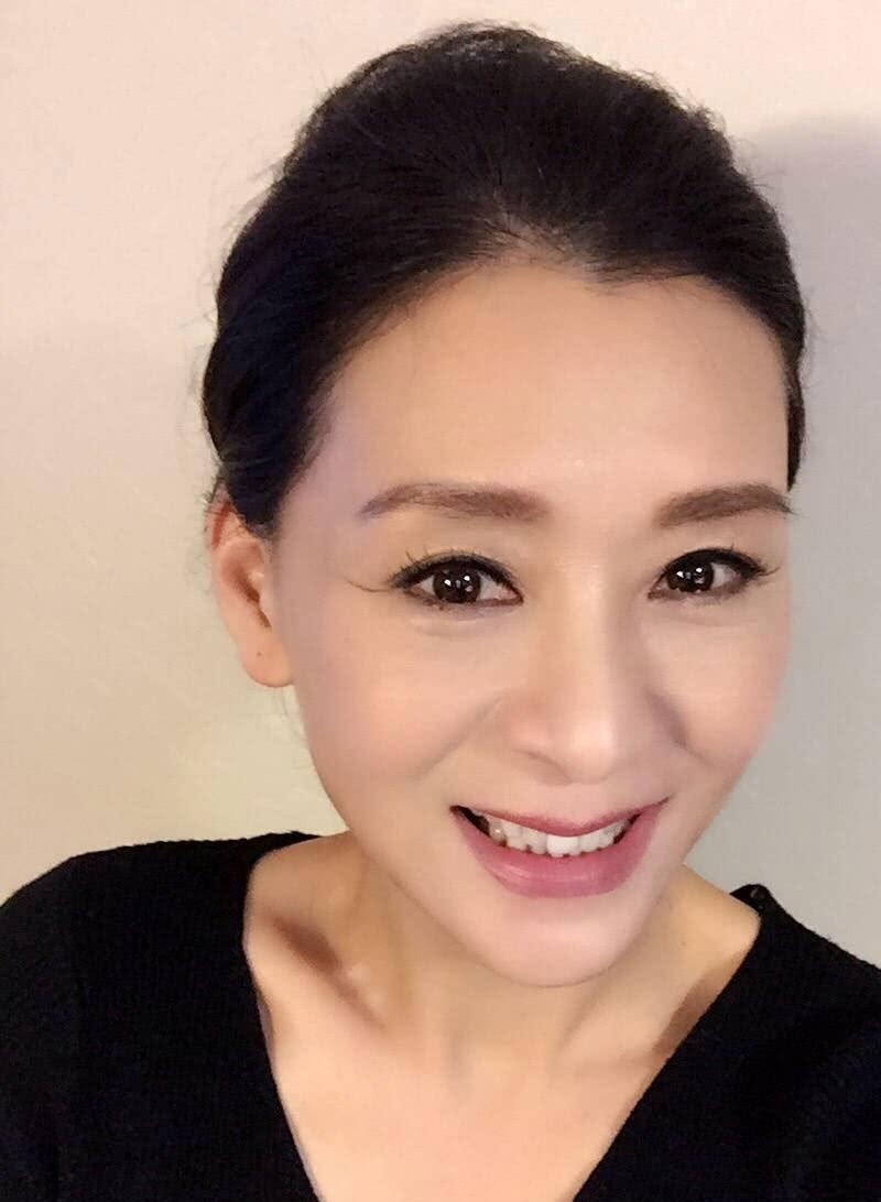 57岁夏文汐穿短裙嗨歌,复出演戏被骂惨,失婚后被传与嫩男交往