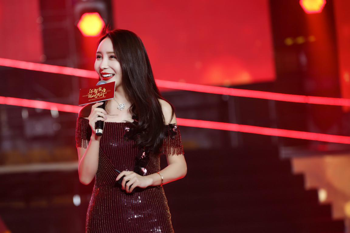 非你莫属boss嘉宾,歌手,主持人……这位内蒙古姑娘的贺冬冬身上有许多