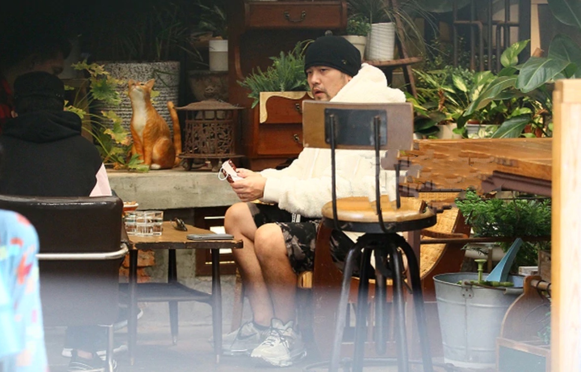 周杰伦化身追风少年,踩滑板车驰骋街道,戴卡通口罩少年感满满