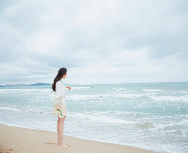 杨幂海边美照曝光,大冬天赤脚踏浪,当真是"美丽冻人"|杨幂|赤脚|背影