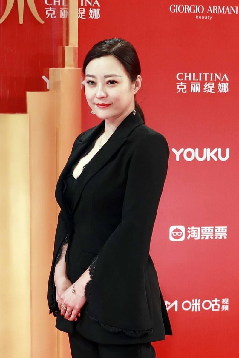 郝蕾胖的惹争议,42岁难逃中年发福,状态真实的如菜场大妈!