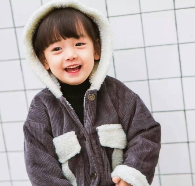 高颜值女孩火了人群中一眼捕捉网友有的人天生就是主角