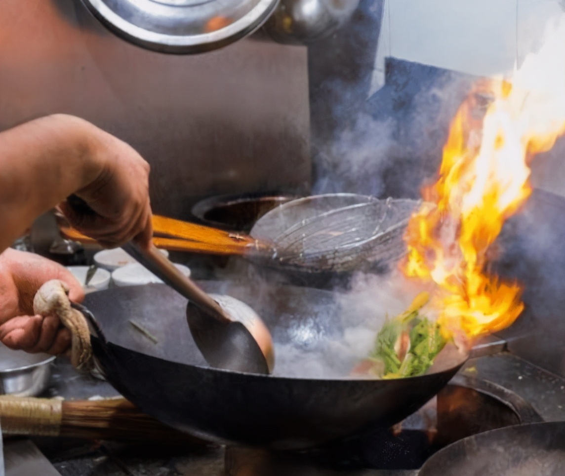 饭店厨师炒菜时,为何不关水龙头?大厨透露真相,网友:错怪你了