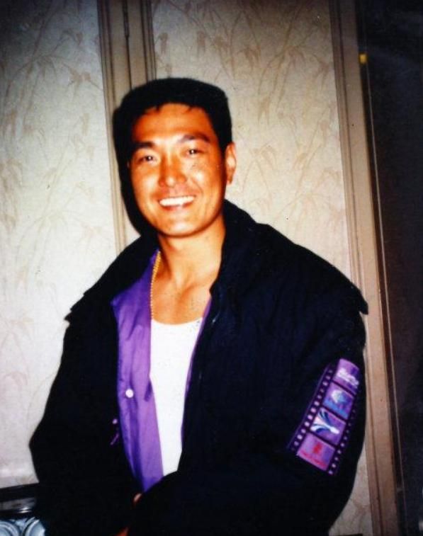 当他长大的时候来到了香港谋发展,认识了苏世龙,所以就在他的拳馆里