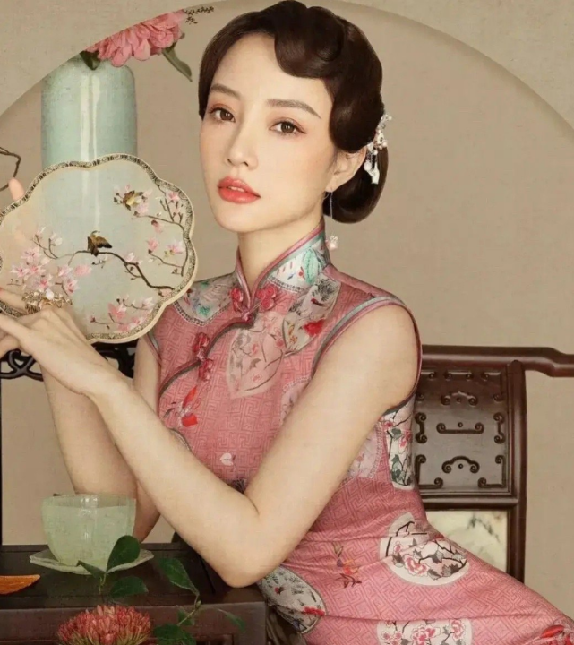 李小璐挑战旗袍造型,凭凹凸曲线找回热度,真心替贾乃亮后悔