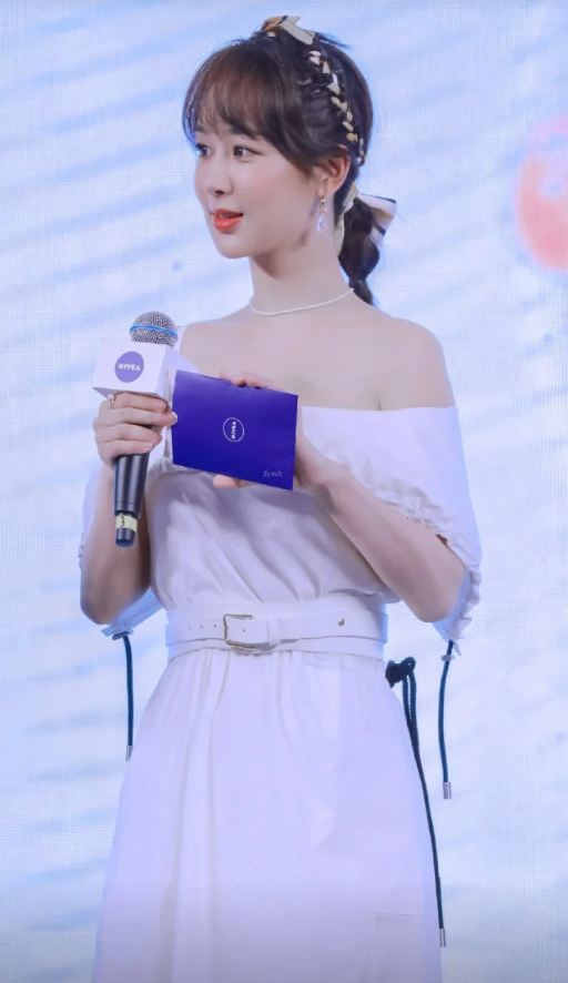 最近杨紫出席活动,整个人显得青春靓丽,充满活力气质尤为抢眼,但不少