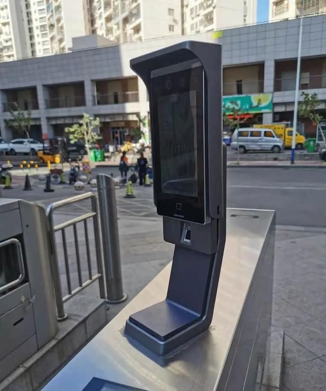小区大门出入口人脸识别系统正式启用啦