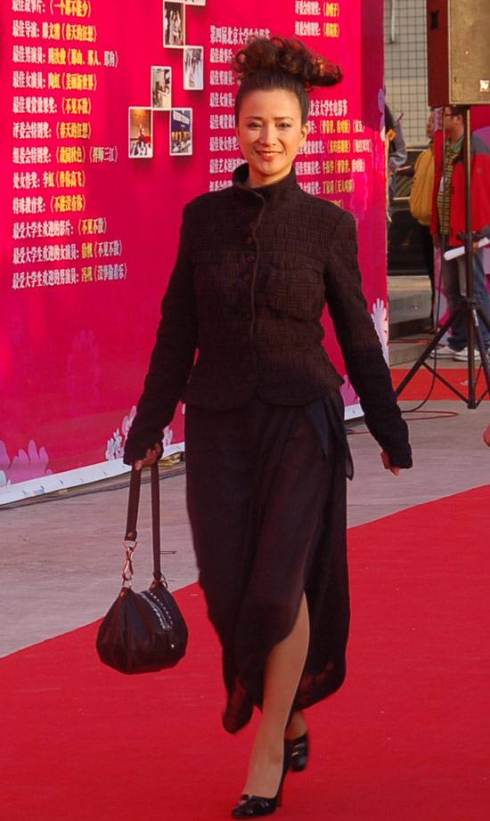 何晴走红毯穿的寒酸上半身是廉价t恤搭了条雪纺薄纱裙