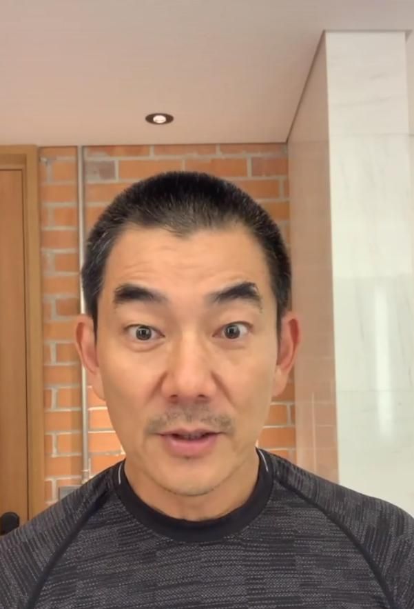 54岁任贤齐近照太意外!满脸胡茬和皱纹,花白头发沧桑感十足