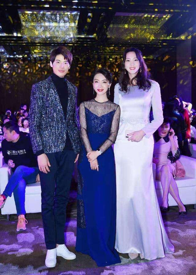 156斤的惠若琪身材好苗条,穿上紧身裙,让人忍不住多看两眼休闲区蓝鸢梦想 - Www.slyday.coM 156斤的惠若琪身材好苗条,穿上紧身裙,让人忍不住多看两眼休闲区蓝鸢梦想 - Www.slyday.coM