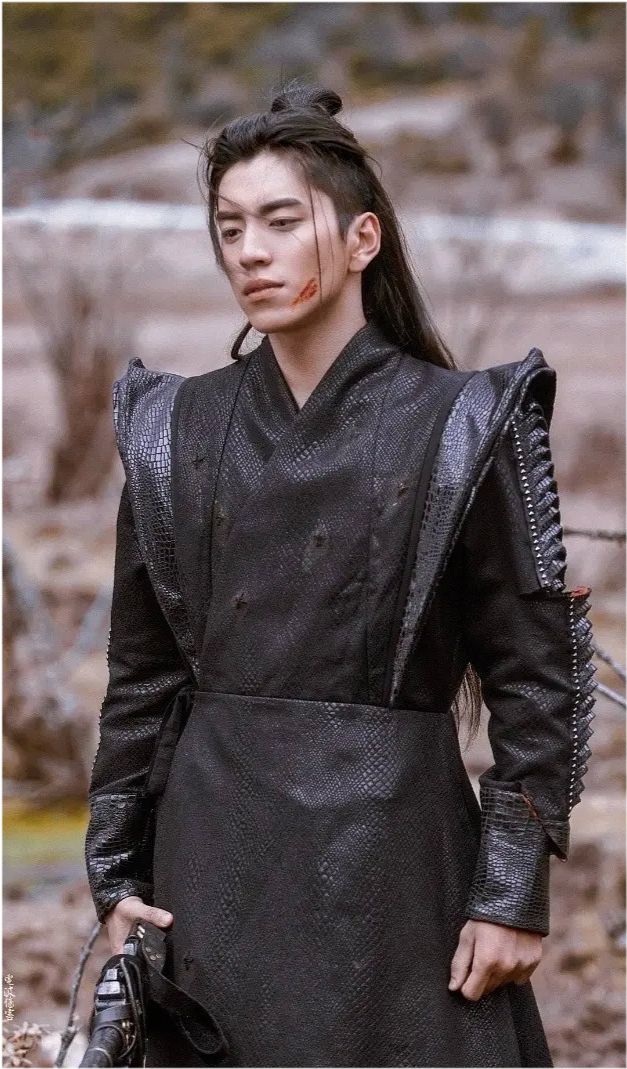 《狼殿下》王大陆秀腹肌翻车,大肚油光发亮,不看脸以为是猪八戒