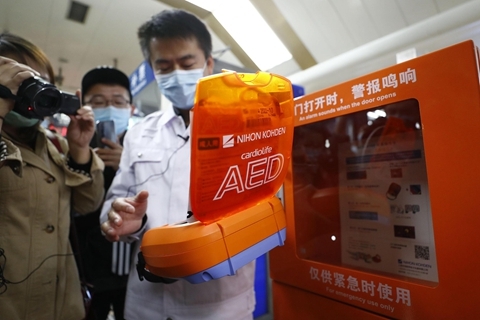 广州地铁配置AED 专家建议政府主导推广普及