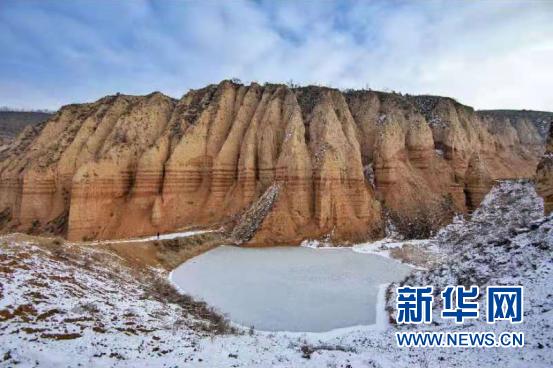 雪落“丹霞”黑马坡红土地质公园披银装