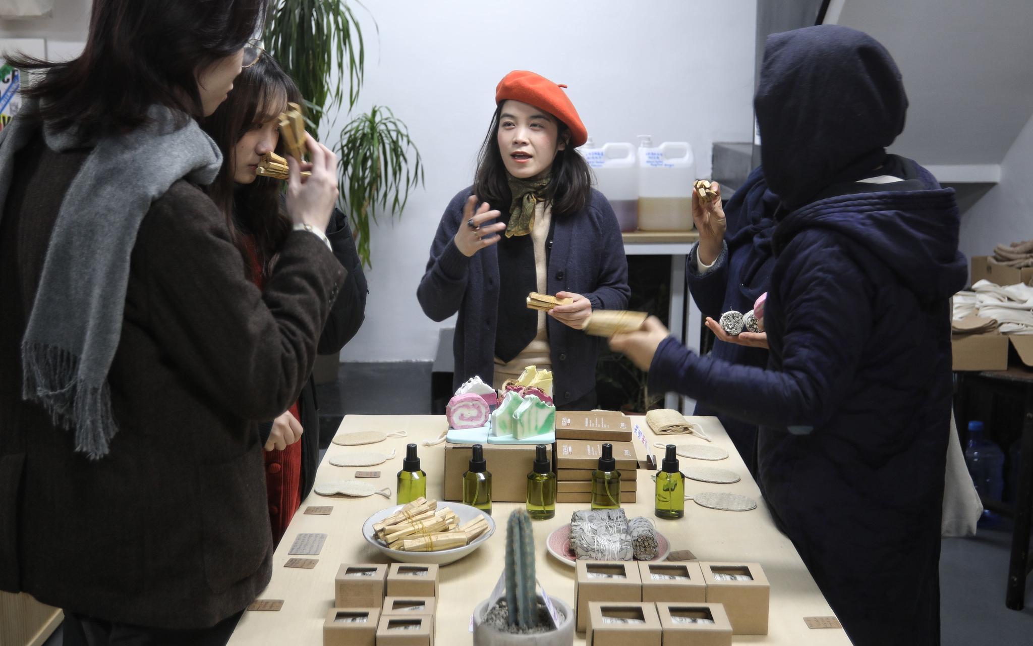 ��Ԫ��Ϊ�˿ͽ���һ����Ȼľ��Ѭ�㡣�¾������� ������ ��