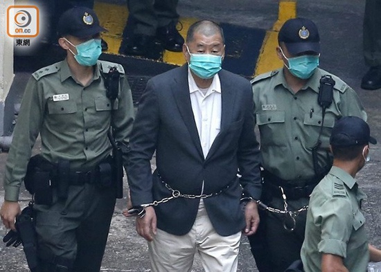 黎智英12日早上被押往法庭，图自香港东网
