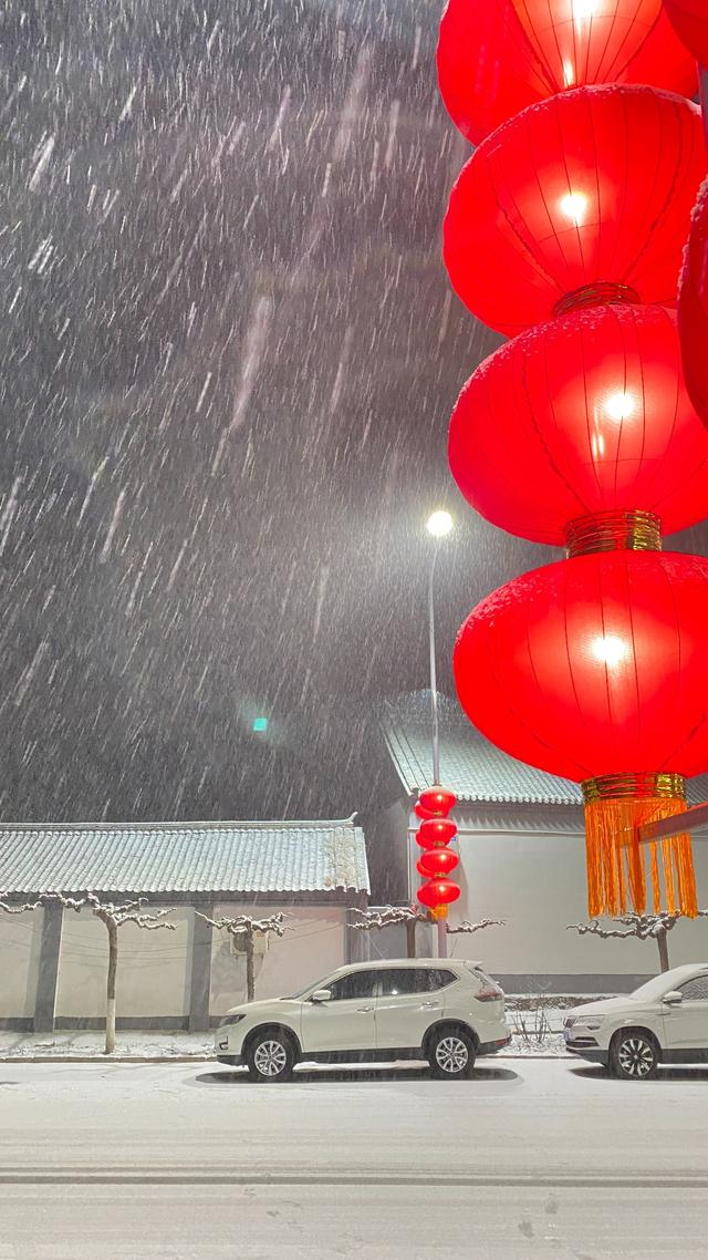 怀柔桥梓镇,雪中的红灯笼.李蕊摄