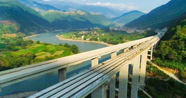 一路美景一路风情 这样的保泸高速公路你期待吗?