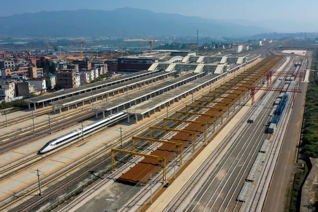 时速250km/h!云南又一高铁全线铺轨