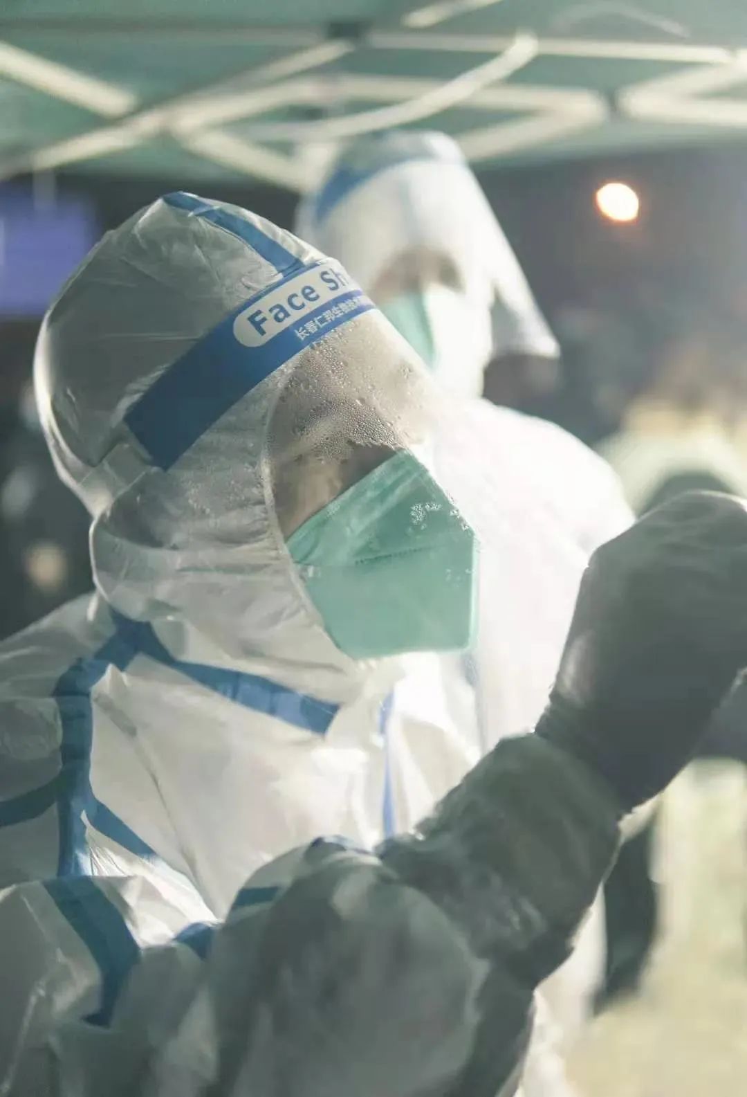 医护人员蹲在路旁急哭原因让人心疼