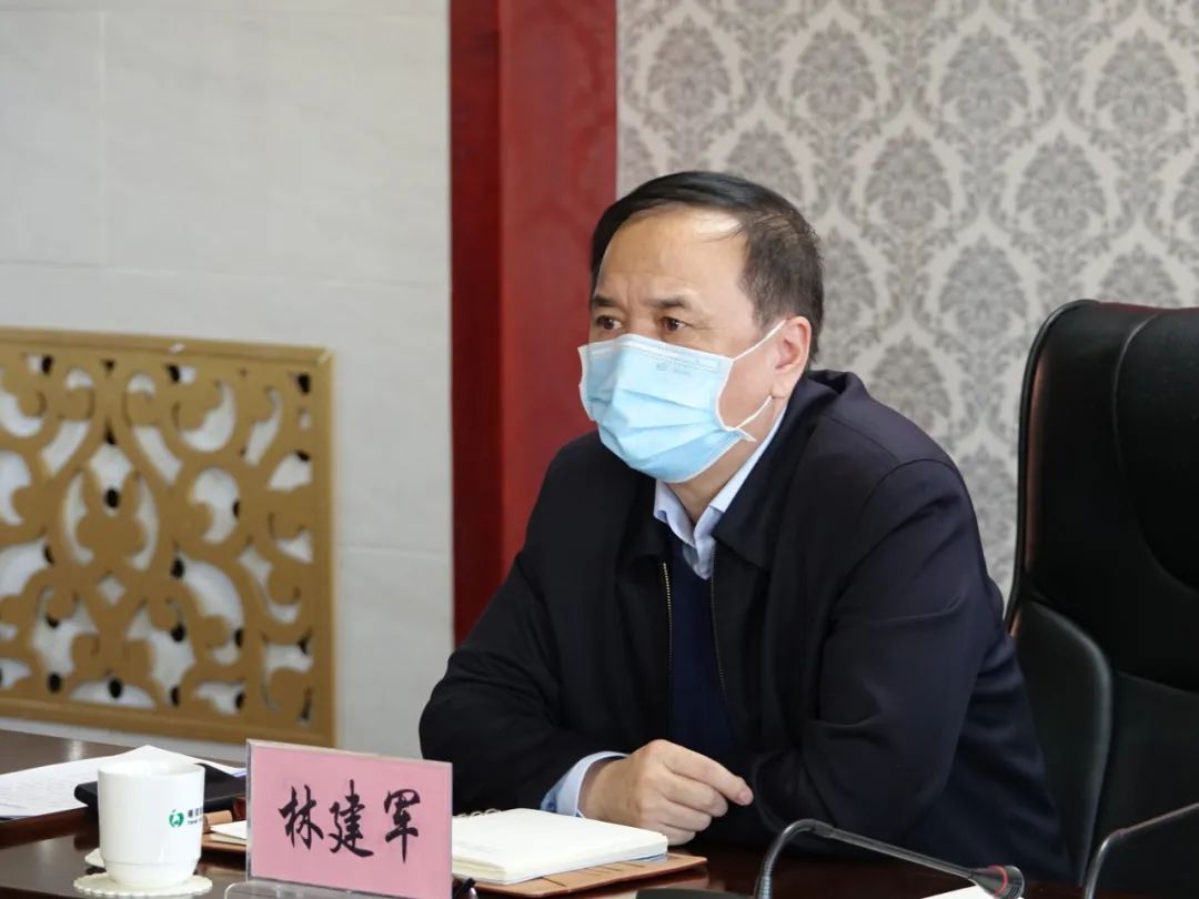 正文  县委书记林建军在讲话中指出,此次应对疫情,既是对我们疫情应对