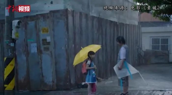 在韩国电影《素媛》中，8岁的小学生素媛与凶手相遇。图片来源：中新视频截图
