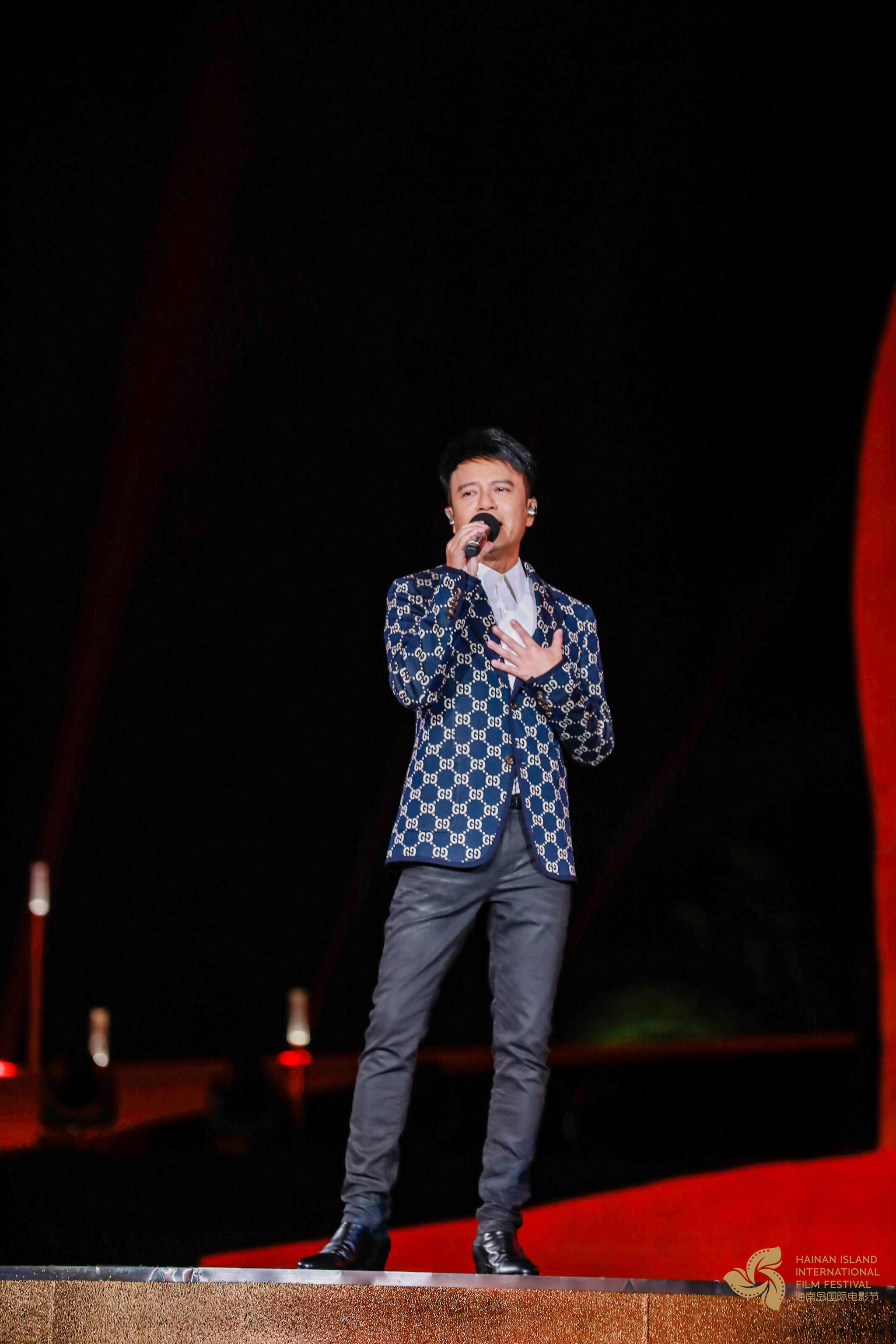 李克勤《红日》唱响海南岛电影节 成龙台下合唱