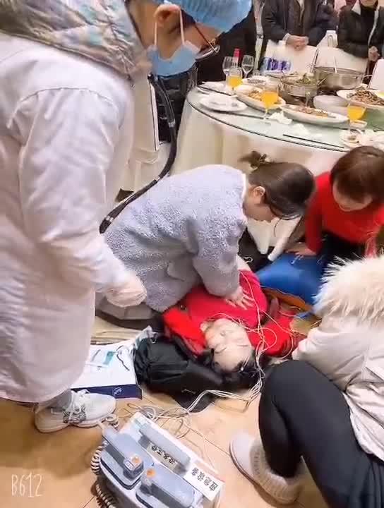 视频新闻参加婚宴突遇有人晕倒自贡护士立即抢救