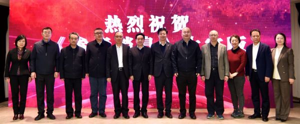 参加活动领导与嘉宾合影。（新华社记者 李博 摄）