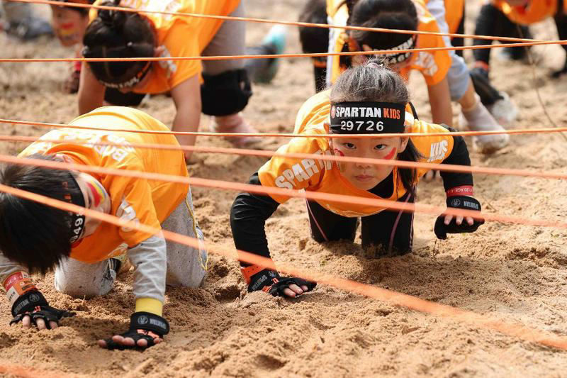 克服了困难,孩子们脸上露出自信的笑容小选手在家长陪伴下进行挑战