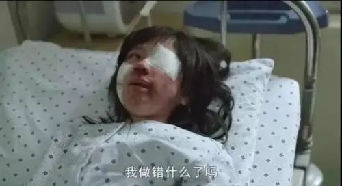 韩国电影《素媛》中，遭到性侵的小女孩在医院醒来。图片来源：电影《素媛》视频截图