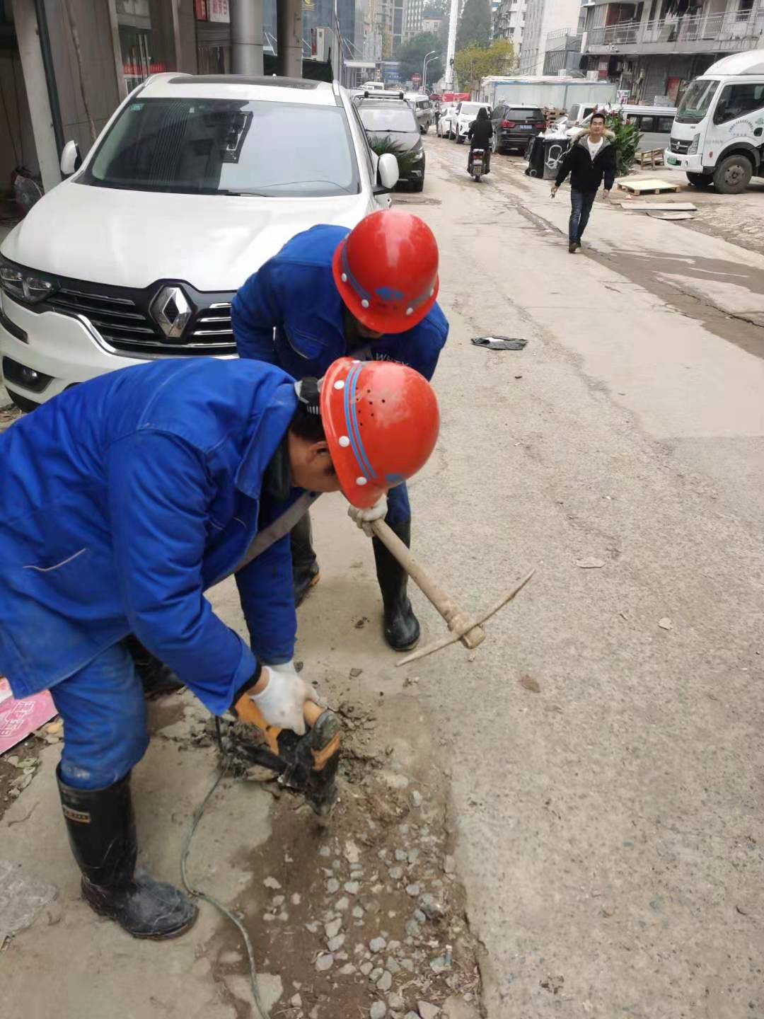 点赞!武汉市水务集团周末连续施工为居民解决用水难题