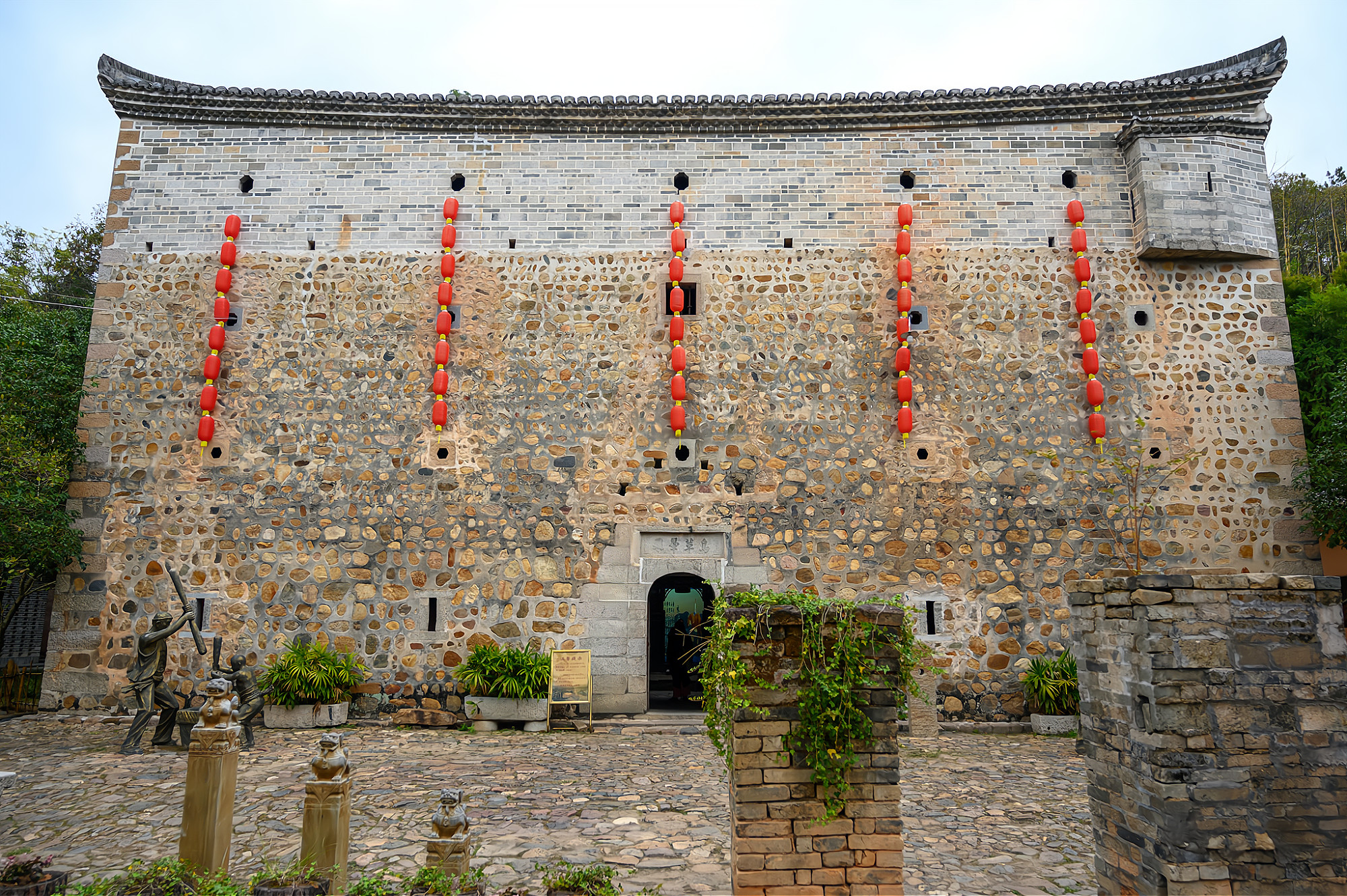 江西南部的千年古村客家围屋极具特色景色美如世外桃源