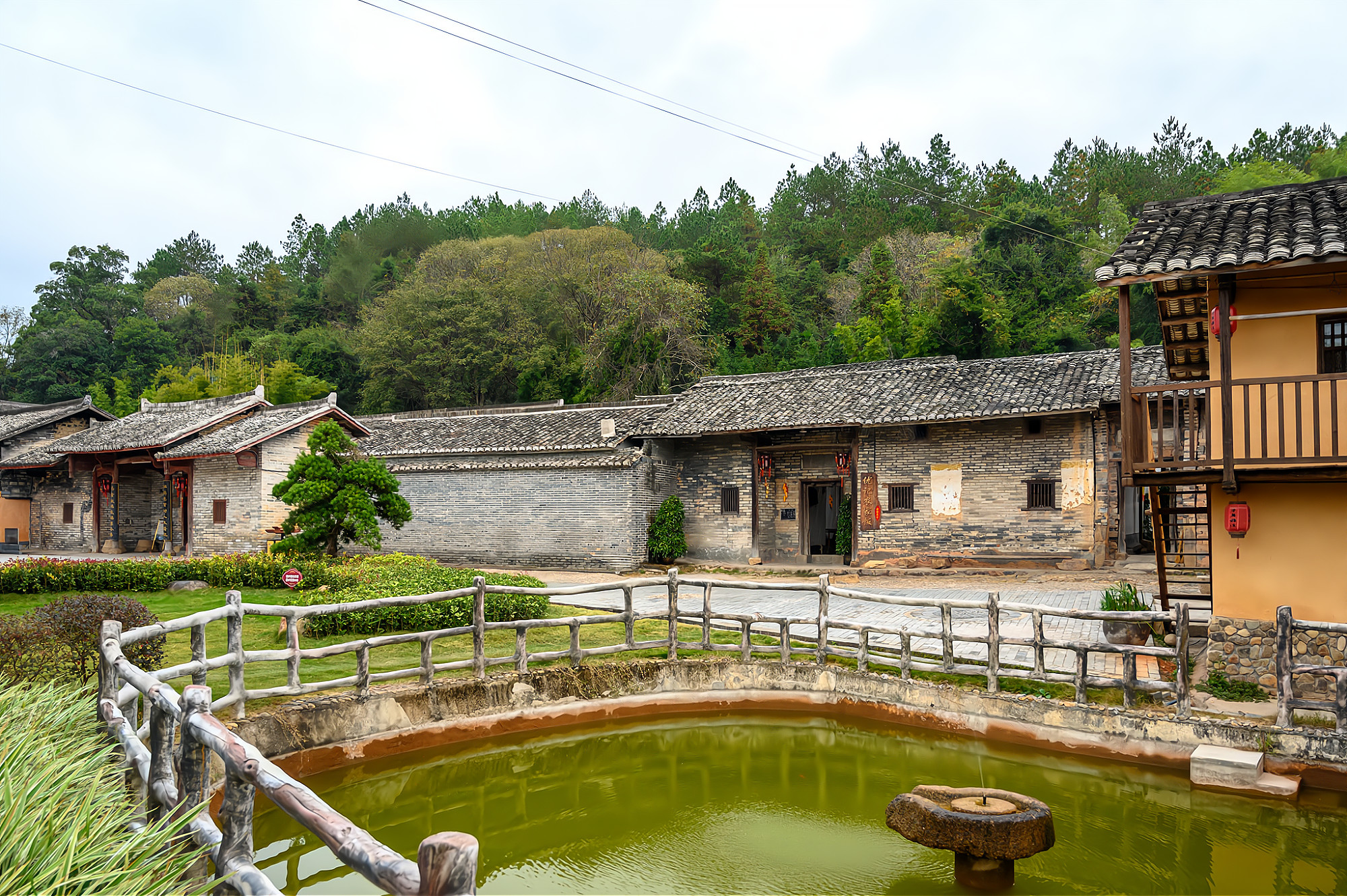 江西南部的千年古村客家围屋极具特色景色美如世外桃源