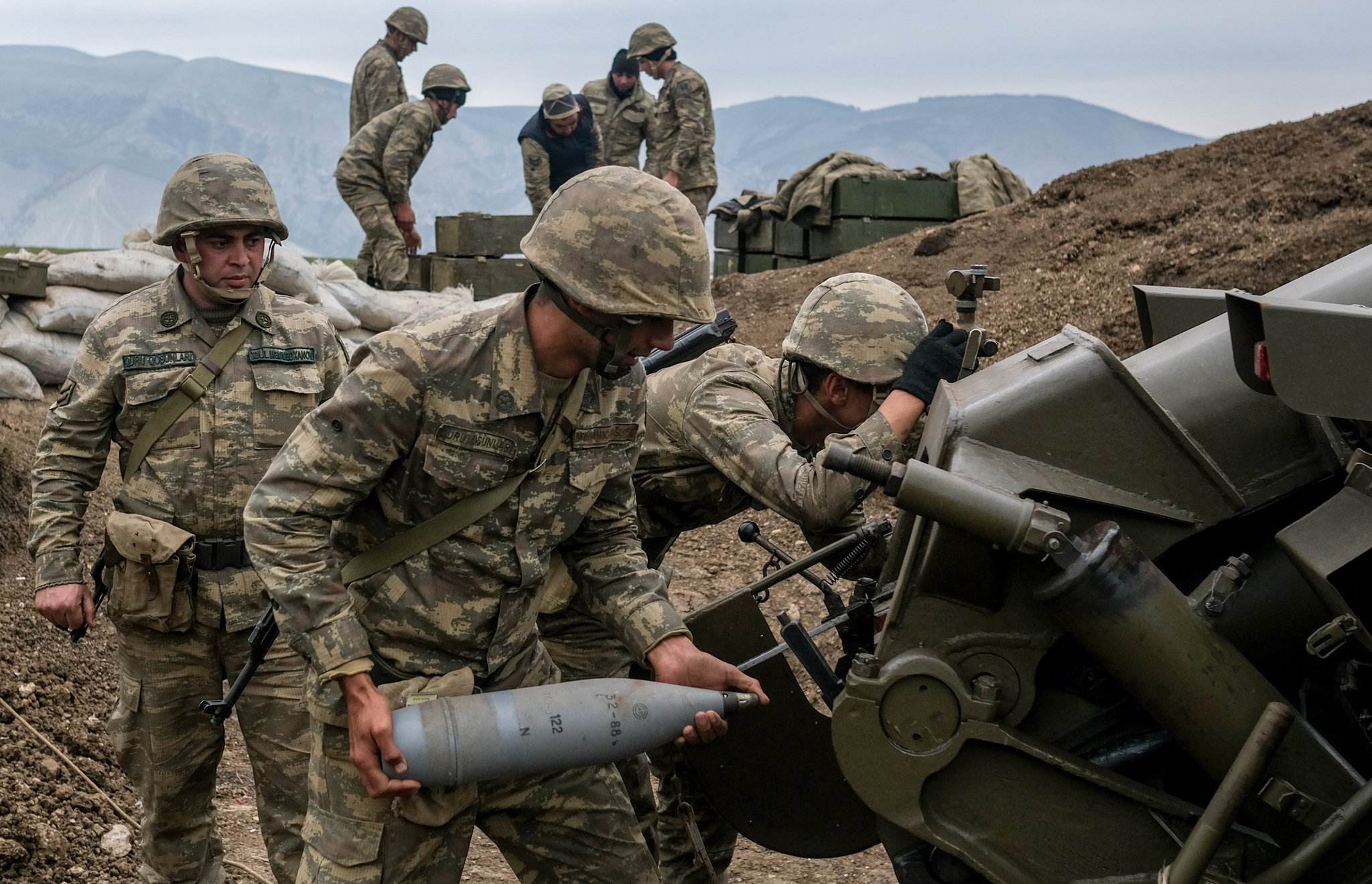 阿塞拜疆撕毁停火协议猛攻!天空划过烈焰 墙壁炸出大洞:豁上了