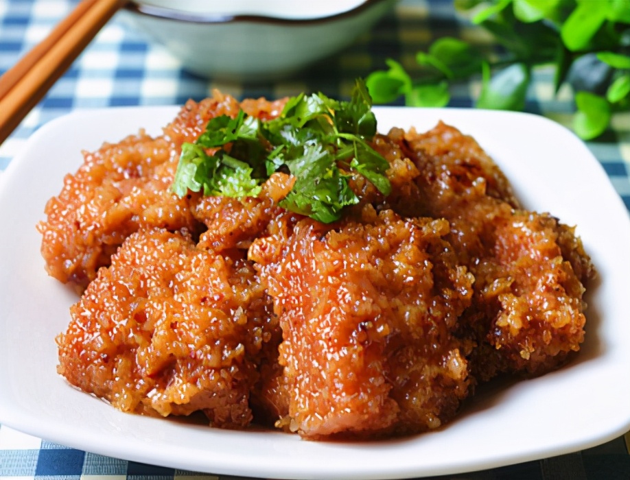 粉蒸肉的做法:   备用食材:五花肉520克,红薯1个,腐乳汁适量,蒸肉米粉