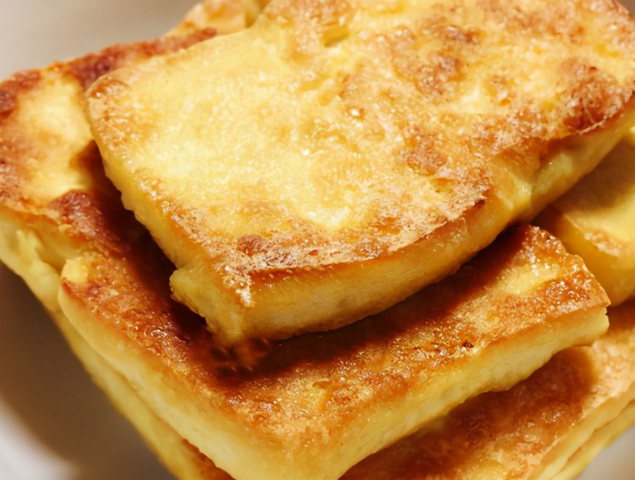 炸豆腐片时,不可直接下锅炸,多加1个步骤,豆腐吸油少还不易碎