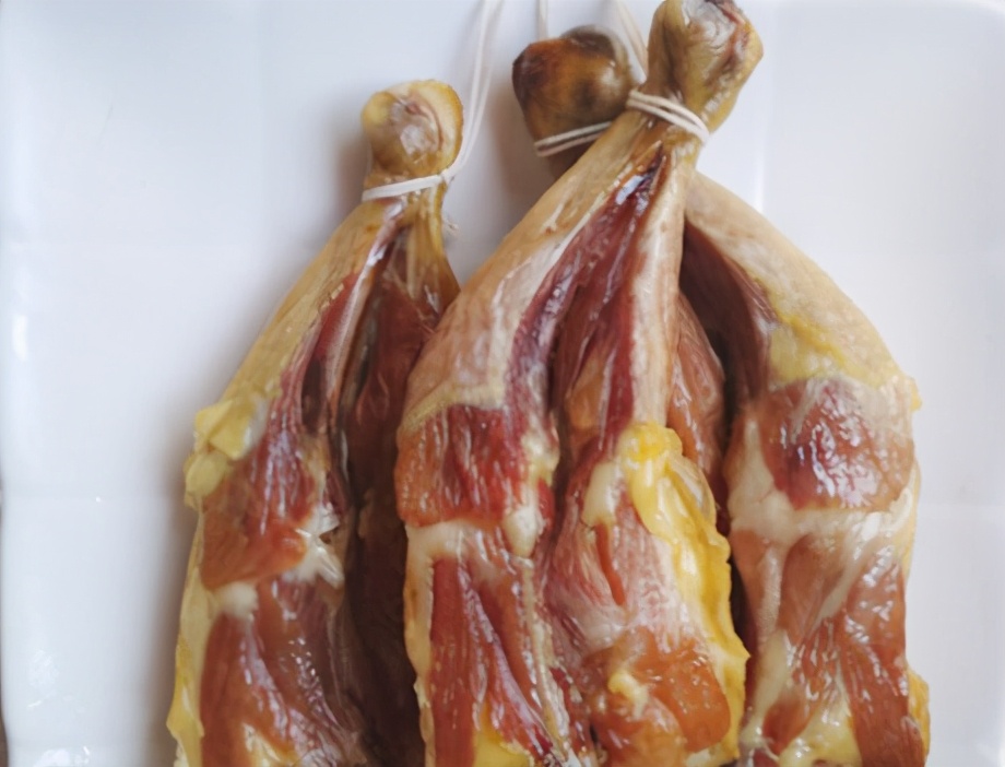 做腊鸡腿时不可直接晾教你正确做法鸡腿咸香入味嚼劲十足