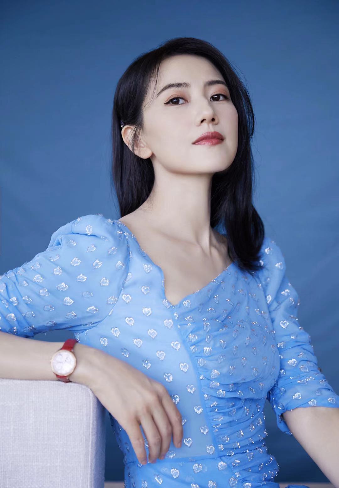 高圆圆衣品着实不错驾驭蓝色系连衣裙特好看
