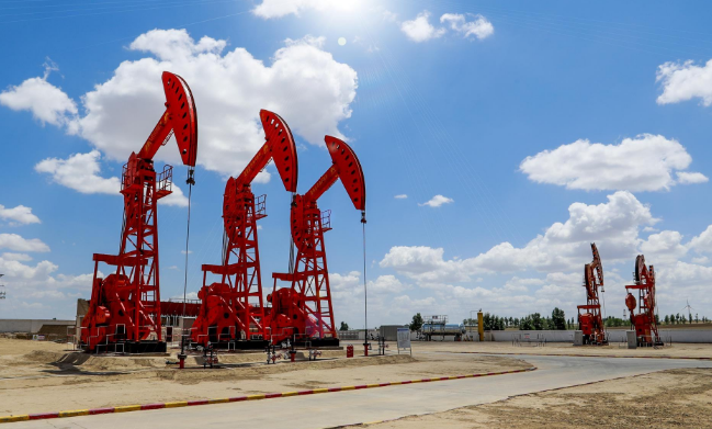 伊朗顾问参与行动,美国盟友遭遇打击,中东油田响起警报