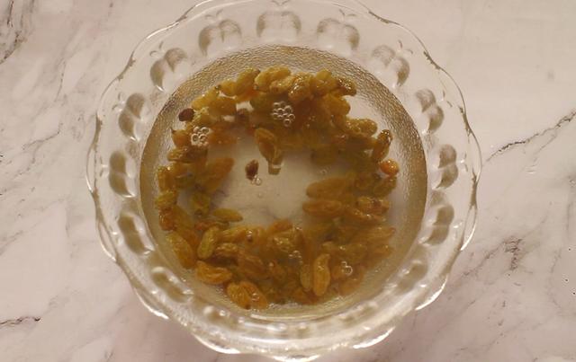 步骤一:把所有的食材都按照配料中的比例搭配好,因为葡萄干的甜度是