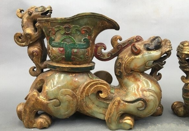 男子持传家之宝请专家鉴定,专家的一席话让他禁不住流下了眼泪