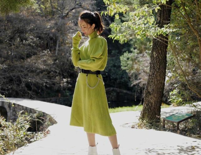 陈赫前妻过得还挺潇洒,穿绿裙背竹筐美成少女,真不像34岁的女人|徐婧